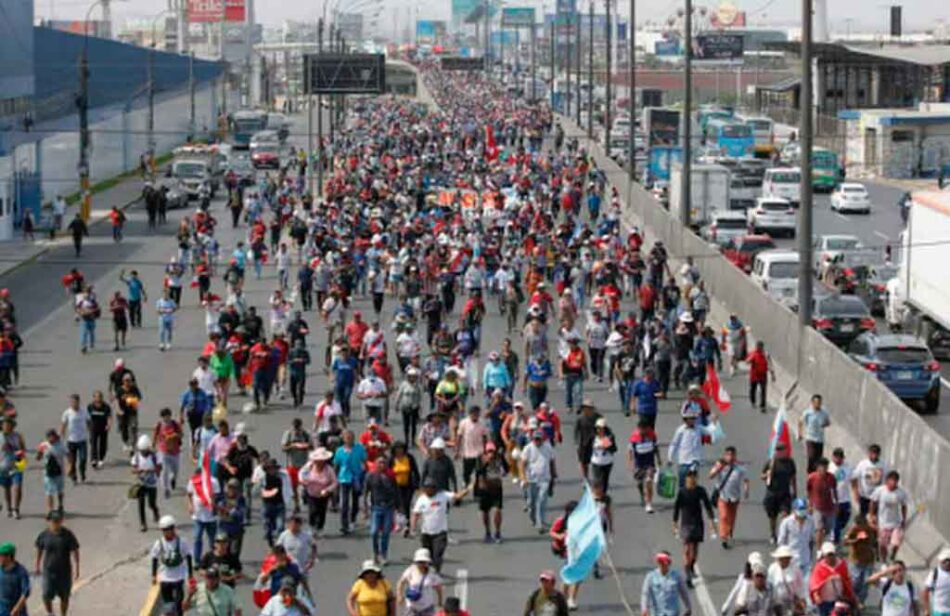 Transportistas de Perú suspenden el tercer día de paro y anuncian una huelga nacional