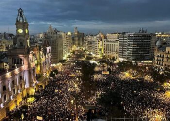 Cientos de miles de personas exigen la dimisión de Mazón en las calles de Valencia