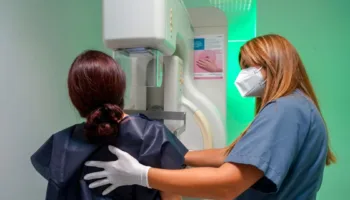 Adelante Andalucía denuncia licitación que privatiza cribados de cáncer de mama en los próximos 5 años