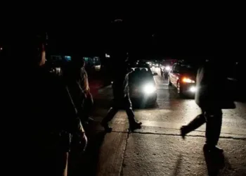 Chile a oscuras: gobierno decreta toque de queda tras masivo apagón