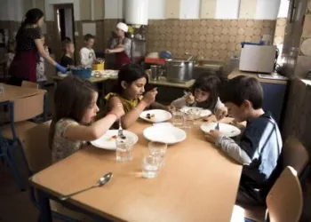 Adelante Andalucía: “la Junta reconoce por primera vez los problemas de comedores escolares gracias a la presión de las AMPAS”