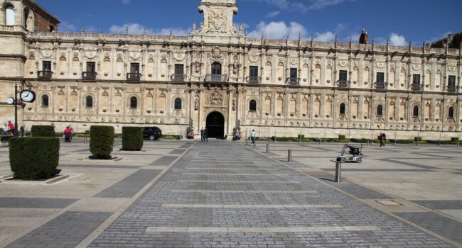 Esperan que Jordi Hereu anuncie la declaración del Parador de León como Lugar de Memoria