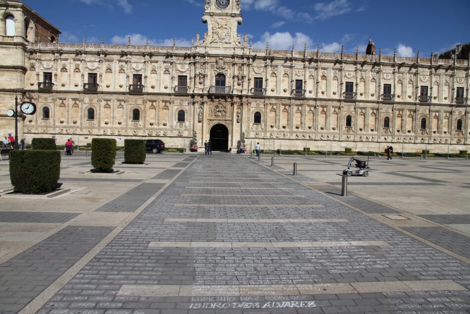 Esperan que Jordi Hereu anuncie la declaración del Parador de León como Lugar de Memoria