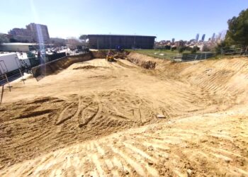 El Ayuntamiento de Madrid construye un cantón de limpieza dentro de un polideportivo, talando árboles y destrozando un sendero peatonal recién hecho