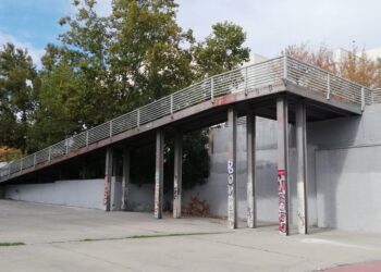 Cadena humana por el arreglo de la pasarela que une el Metro Miguel Hernández con la calle León Felipe (Vallecas, Madrid)