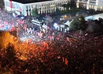 Cientos de escritores y académicos en Turquía piden una «alianza democrática»