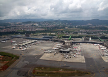 Podemos y Alianza Verde piden al gobierno desestimar la ampliación del aeropuerto del Prat por su impacto ambiental