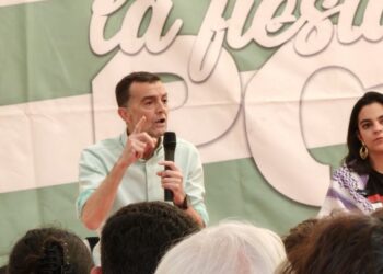 Maíllo critica la «carrera armamentística» y advierte que «una sociedad no es más segura porque compre más armas»