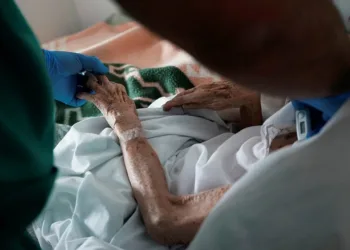 Carta al Defensor del Pueblo y los ministerios de Sanidad y Derechos Sociales «sobre el abandono sanitario de los mayores en las residencias»