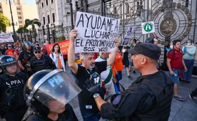 Policía agrede a civiles durante protesta en Argentina contra recortes de Milei
