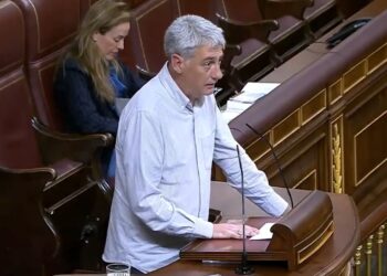 Oskar Matute (EH Bildu) llama a recuperar los más de 63.000 millones de euros prestados en el rescate bancario, y coloca cifras y nombres a la SAREB