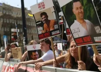 Familias de rehenes israelíes protestan contra agresión a Gaza