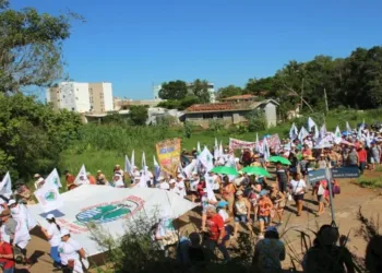 Realizan marcha en Brasil contra megaproyectos hidroeléctricos y crisis climática