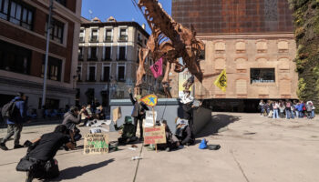 Protesta delante del CaixaForum de Madrid para denunciar sus inversiones en combustibles fósiles