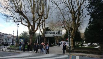Compostela por Palestina denuncia o roubo da faixa que estaba na entrada da Alameda 