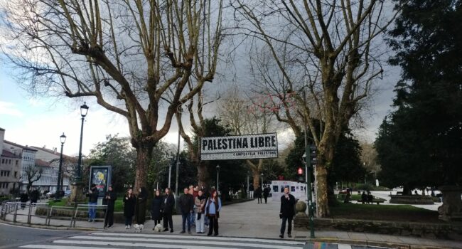 Compostela por Palestina denuncia o roubo da faixa que estaba na entrada da Alameda 