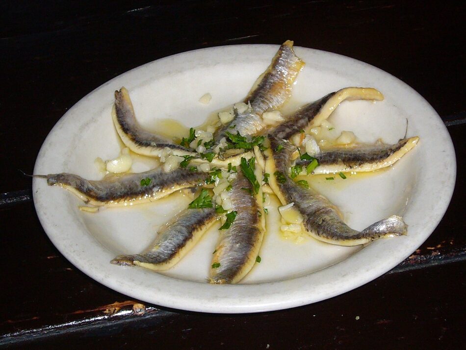 La Aesan alerta de la presencia de Listeria en un lote de boquerones en aceite y ajo de la marca Iber Cocktail