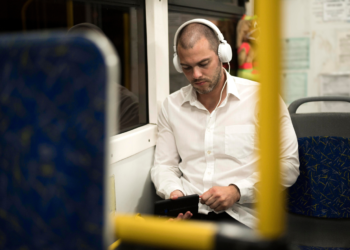 Portugal impone multas de entre 50 y 250 euros por usar el teléfono móvil con el volumen alto en el transporte público