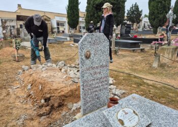 Comienza la exhumación de dos víctimas de la represión franquista en el cementerio municipal de Caspe, Zaragoza