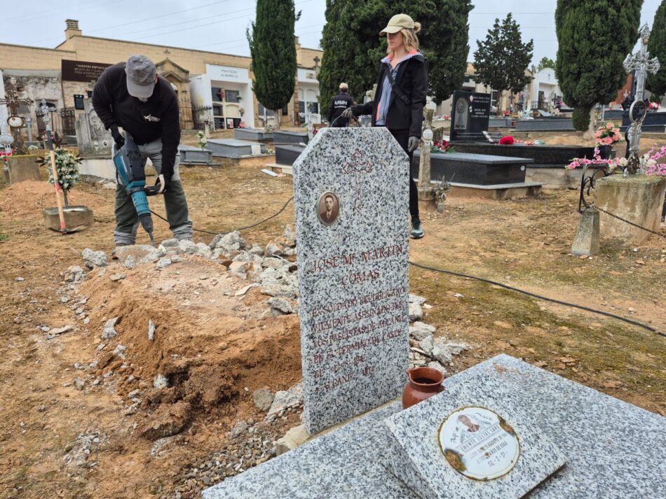 Comienza la exhumación de dos víctimas de la represión franquista en el cementerio municipal de Caspe, Zaragoza