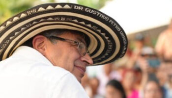 Petro encabeza la entrega de tierras a campesinos en Colombia