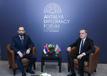 Cancilleres de Azerbaiyán y Armenia abordan el tratado de paz