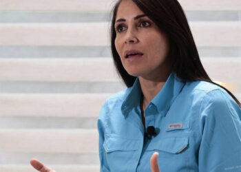 Artistas e intelectuales apoyan a González para “revivir Ecuador”