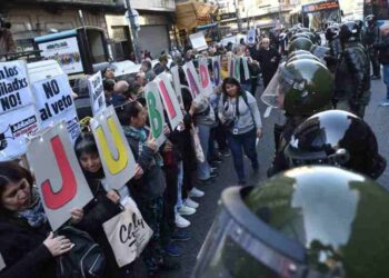 Denuncian la represión de las movilizaciones de los jubilados argentinos