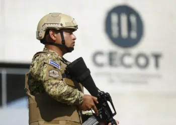 Tribunal ordena que migrante encarcelado en el Cecot de El Salvador retorne a EE.UU.