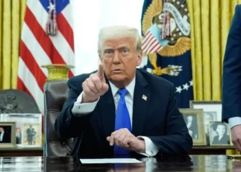 Trump amenaza a Putin con aranceles al petróleo si no avanza con el fin de la guerra