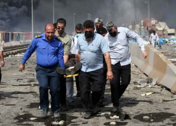 Extinguen los rescoldos del incendio generado por la explosión en puerto de Irán que ha causado 10 muertos