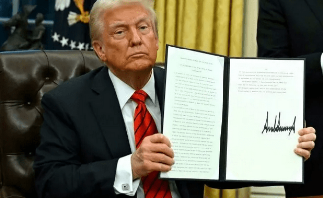 Trump utiliza el festivo nacional en EEUU para convertir en ley su plan fiscal