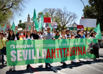 PACMA celebra el éxito de su manifestación antitaurina en Sevilla con centenares de asistentes