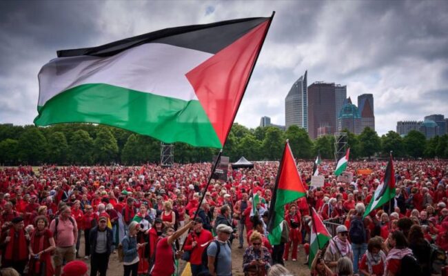 Más de 100.000 personas tiñen de rojo las calles de La Haya por Gaza