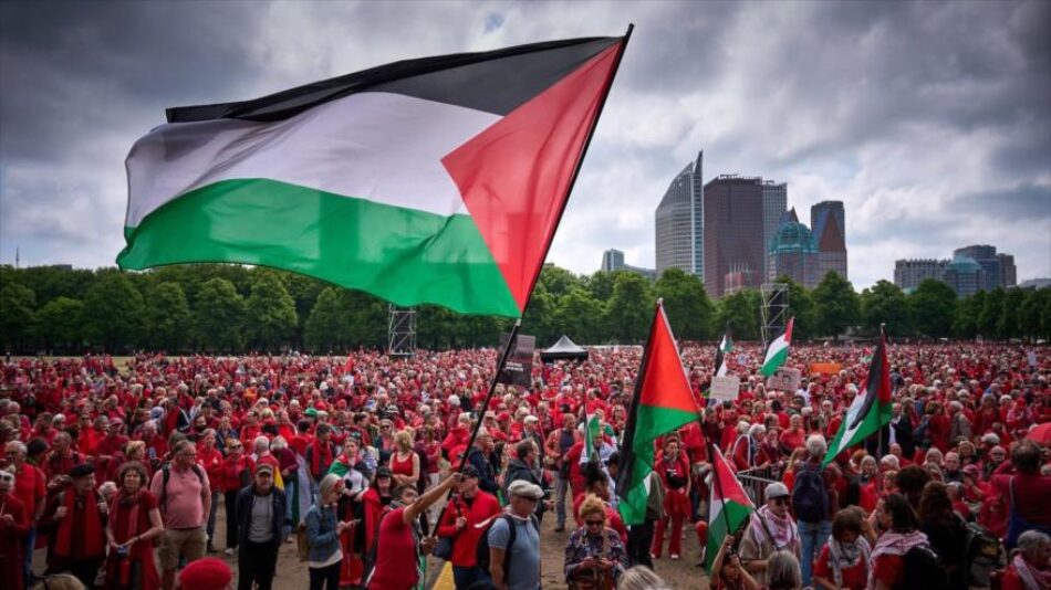 Más de 100.000 personas tiñen de rojo las calles de La Haya por Gaza