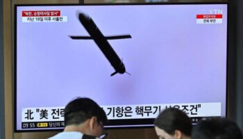 Corea del Norte prueba misiles crucero; el Sur bombas de racimo
