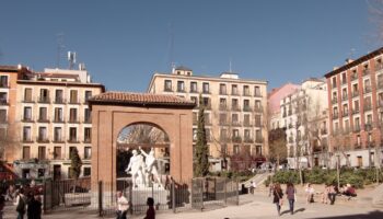 Masivo rechazo vecinal a la reforma integral de la Plaza del Dos de Mayo que quiere perpetrar el Ayto. de Almeida