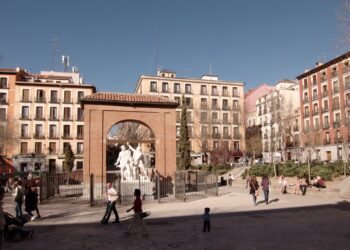 Masivo rechazo vecinal a la reforma integral de la Plaza del Dos de Mayo que quiere perpetrar el Ayto. de Almeida