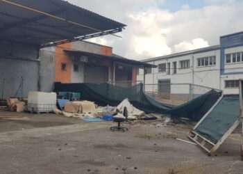 Denuncian que desde la fábrica de Vauste (Gijón) se sigue contaminando con vertidos de «un líquido negruzco»