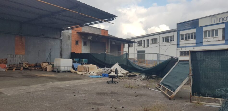 Denuncian que desde la fábrica de Vauste (Gijón) se sigue contaminando con vertidos de «un líquido negruzco»