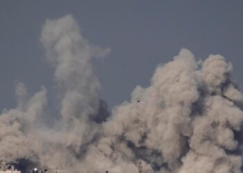 Soldados israelíes vuelan un edificio en Gaza con un explosivo que lanza humo celeste para festejar que uno de ellos tuvo un hijo varón
