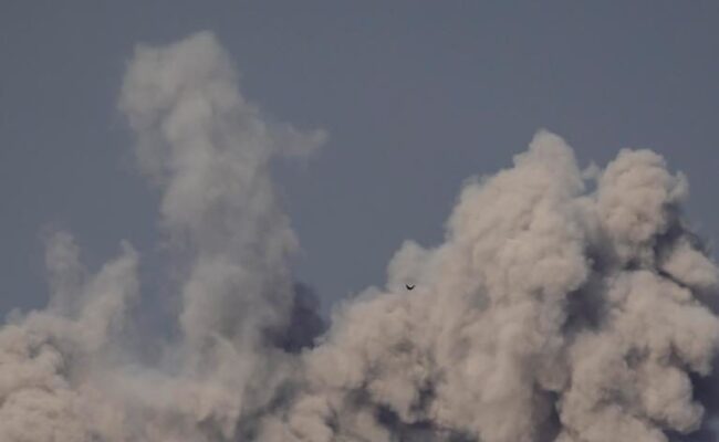 Soldados israelíes vuelan un edificio en Gaza con un explosivo que lanza humo celeste para festejar que uno de ellos tuvo un hijo varón