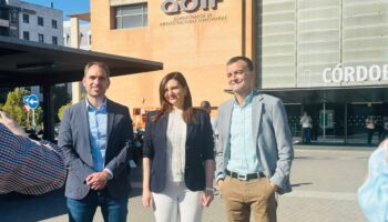 Antonio Maíllo tiene el “honor” de anunciar en Córdoba junto a la familia del homenajeado y dirigentes de IU que su estación de tren llevará el nombre de Julio Anguita antes del verano