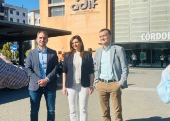 Antonio Maíllo tiene el “honor” de anunciar en Córdoba junto a la familia del homenajeado y dirigentes de IU que su estación de tren llevará el nombre de Julio Anguita antes del verano