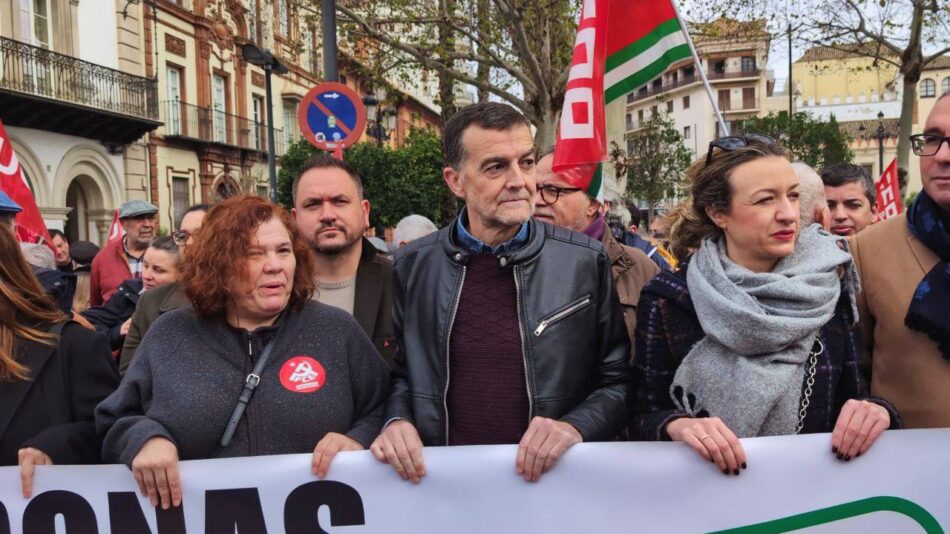 IU impulsa su campaña por la paz y contra el rearme con la presencia de Antonio Maíllo y Toni Valero en la manifestación de este sábado