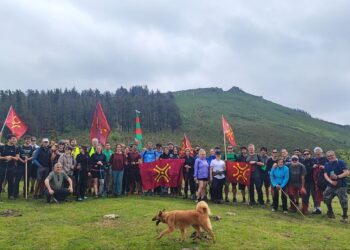 Cantabristas moviliza a un centenar de personas para subir al Dobra contra “el absurdo y destructivo” proyecto del Parque Cuaternario