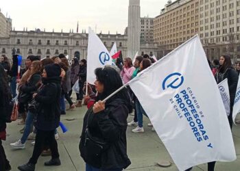 Docentes chilenos irán al paro por mejoras laborales