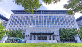 China pide a EEUU eliminar todos los aranceles tras el fallo judicial