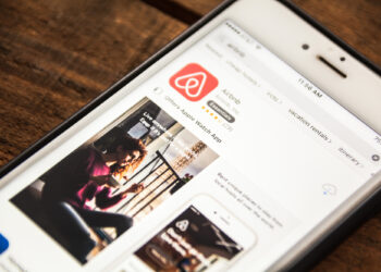 Los Sindicatos de Inquilinas responden al Ministerio de Consumo: «La única forma de acabar con el fraude de Airbnb es cerrar todos los pisos turísticos»