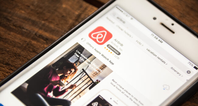 Los Sindicatos de Inquilinas responden al Ministerio de Consumo: «La única forma de acabar con el fraude de Airbnb es cerrar todos los pisos turísticos»